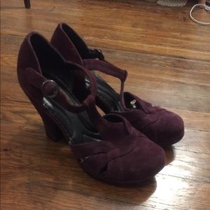 Born Crown comfort shoe. Plum purple suede.